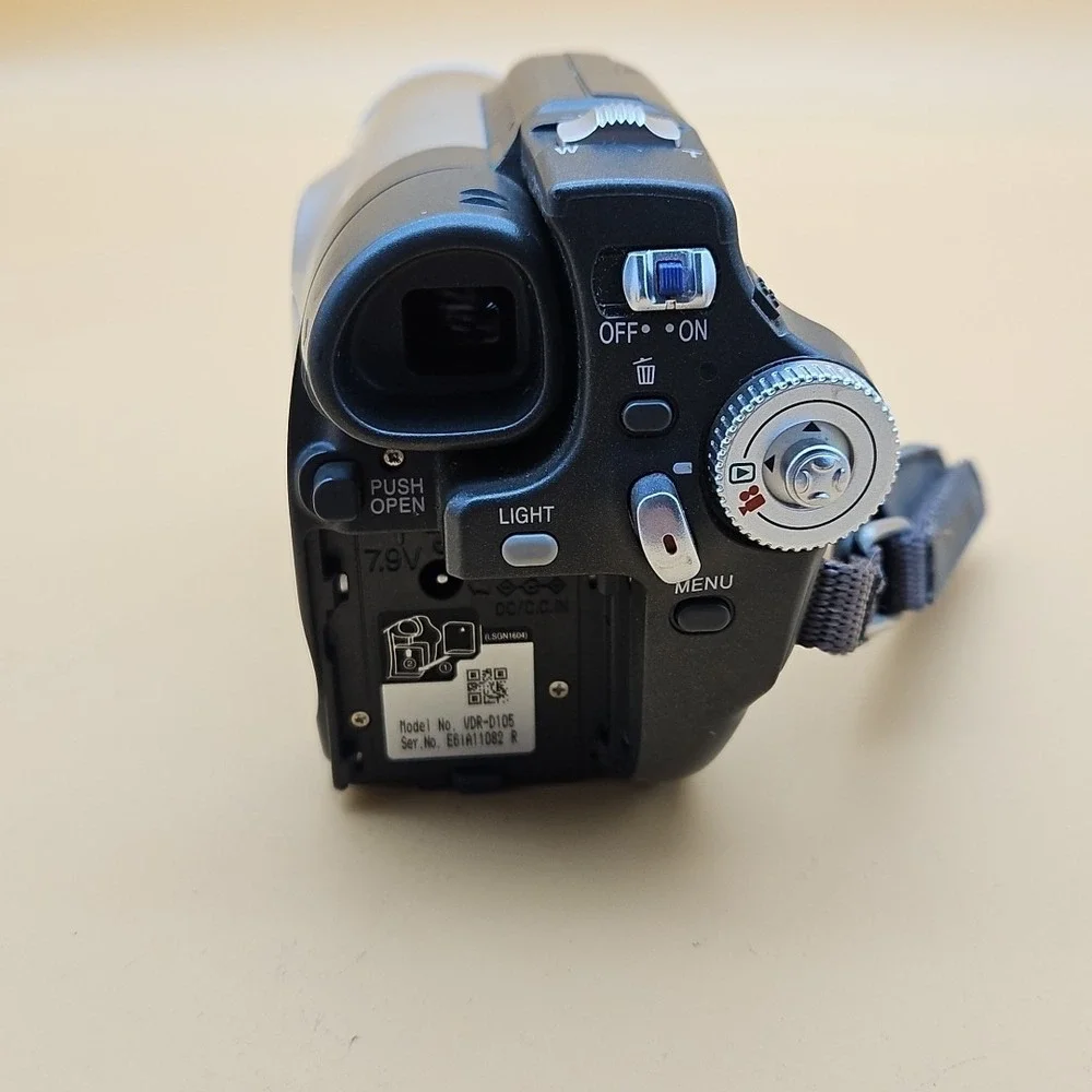 Panasonic Palmcorder VDR-D105 mini DVD Camcorder UNTESTED AS IS FOR PARTS